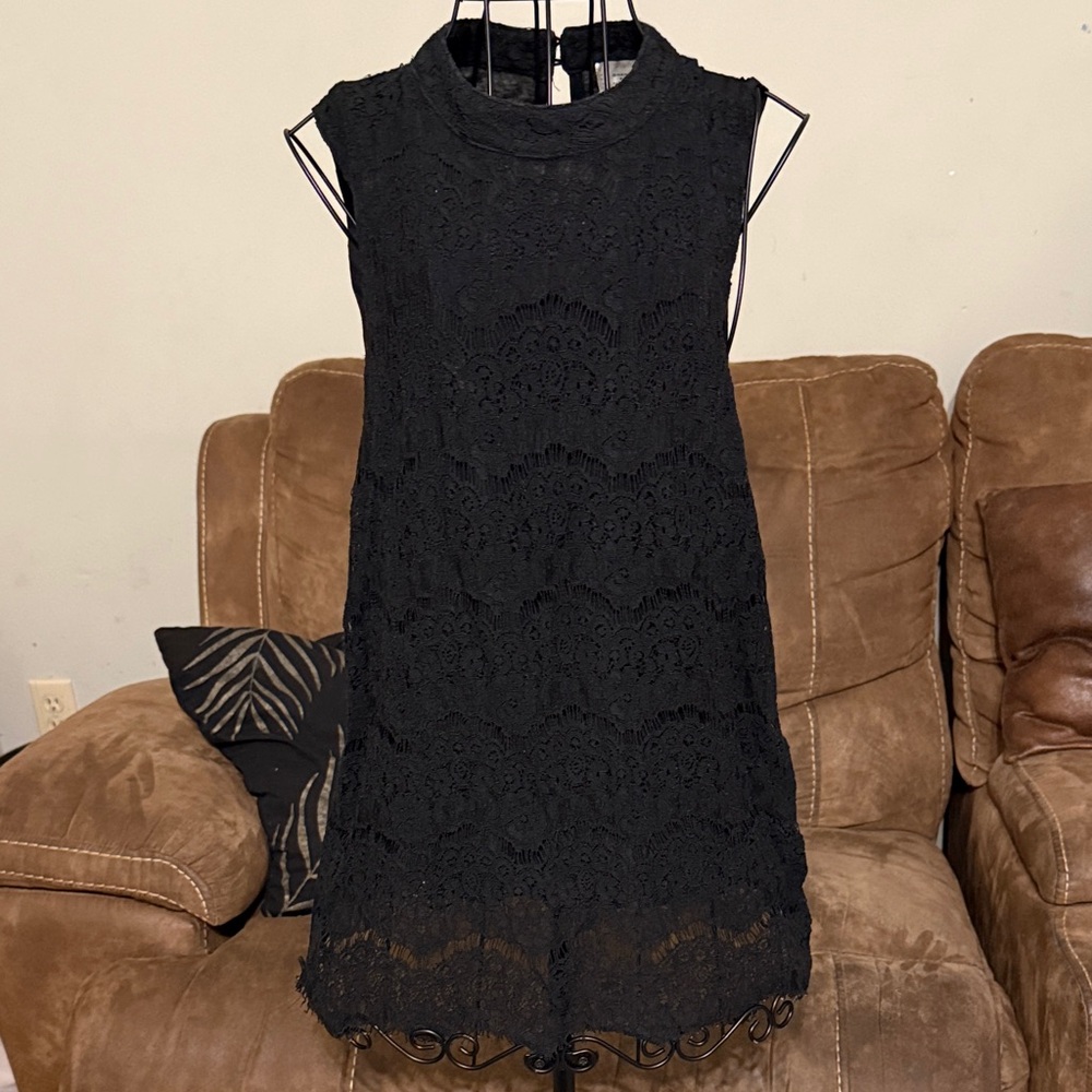 Elegant Black Lace Front Sleeveless Too